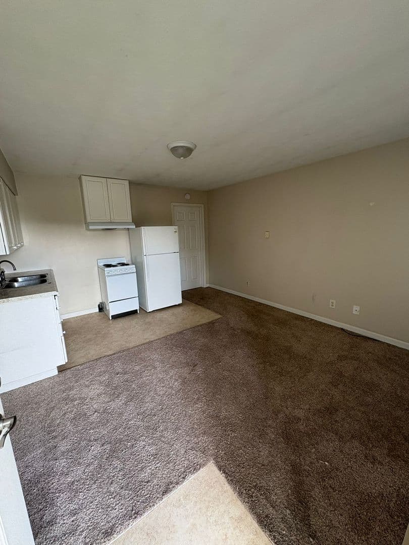 Clinton Apartment: 502 E Washington