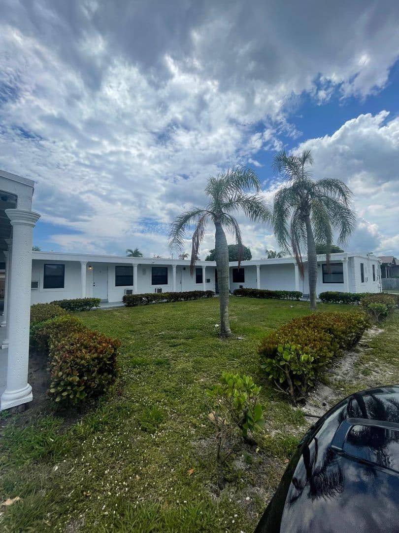 Boynton Beach Apartment: 320 NE 13th Ave