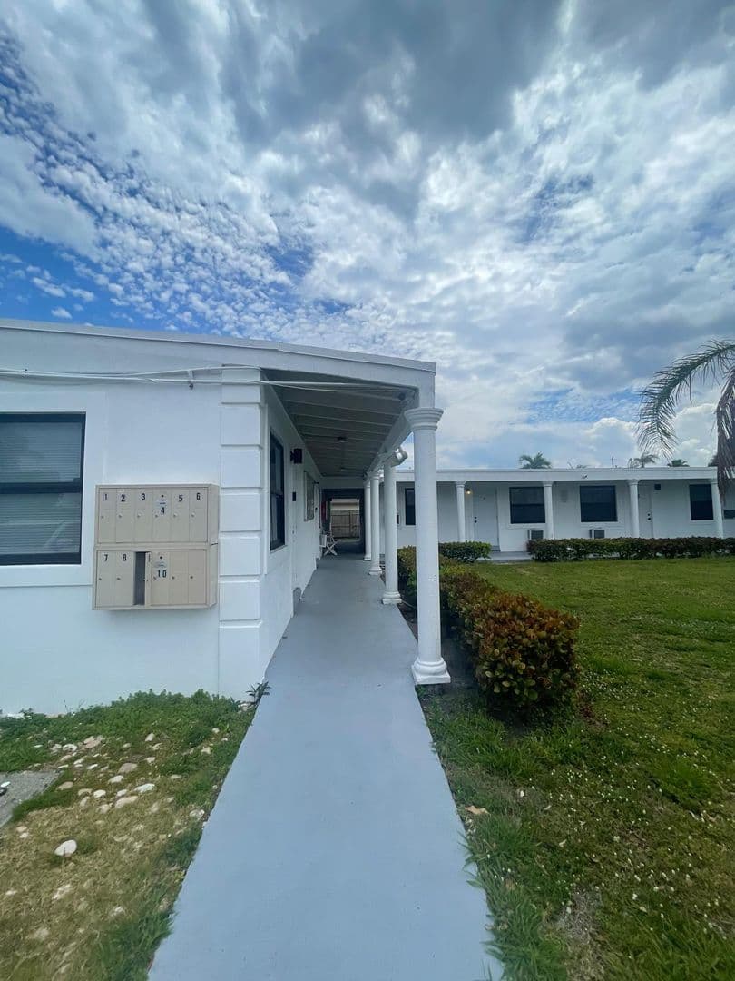 Boynton Beach Apartment: 320 NE 13th Ave