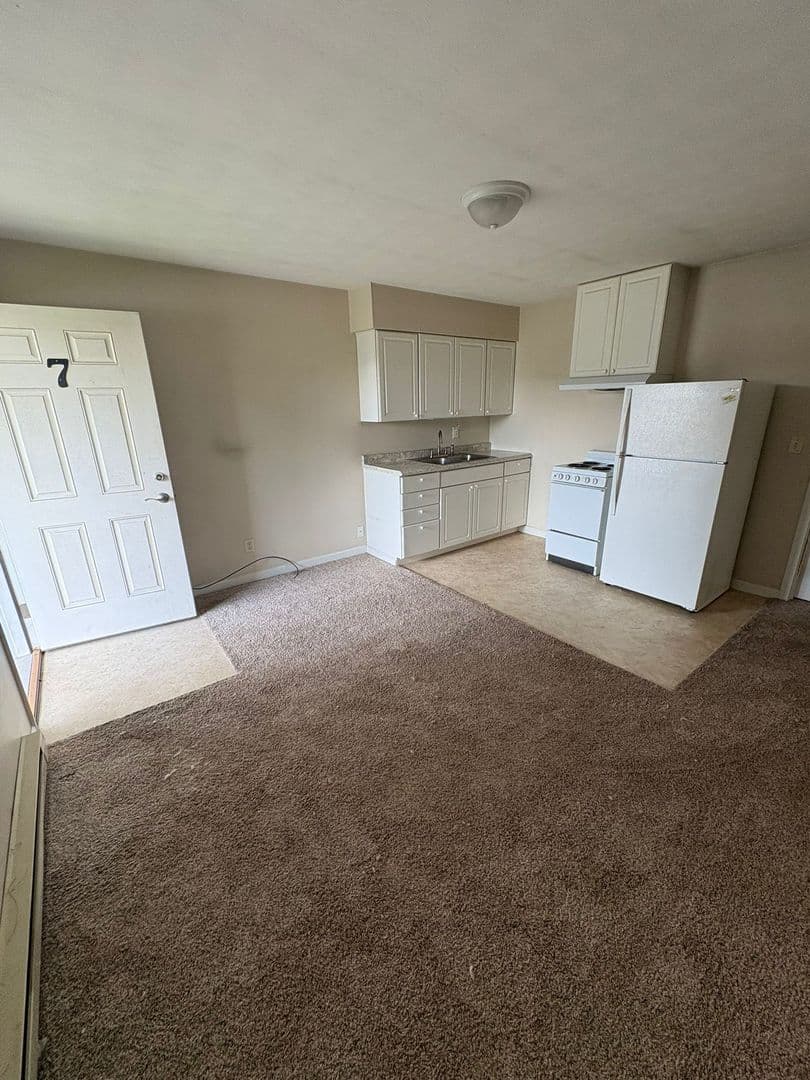 Clinton Apartment: 502 E Washington