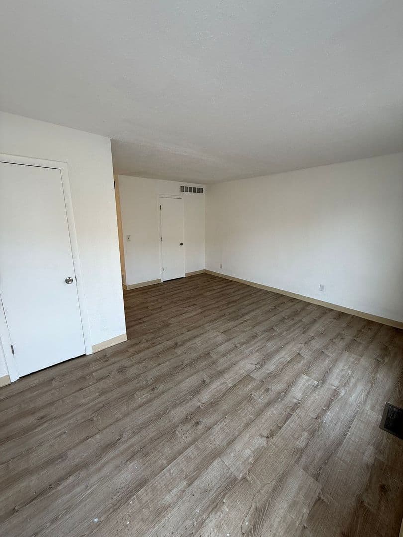 Bloomington Apartment: 1903 Peach Street
