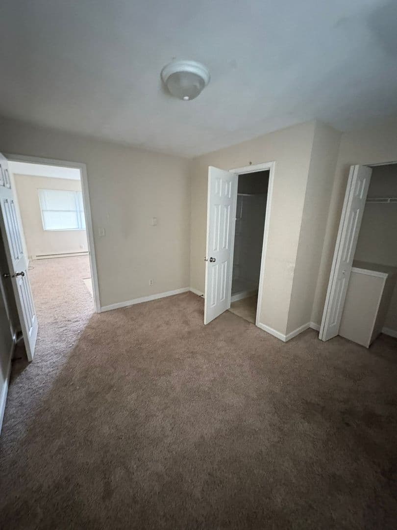 Clinton Apartment: 502 E Washington
