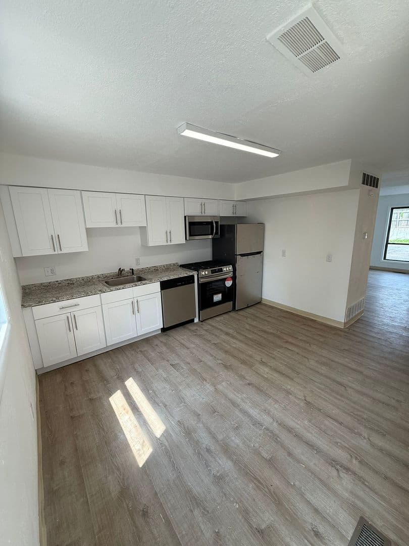 Bloomington Apartment: 1903 Peach Street