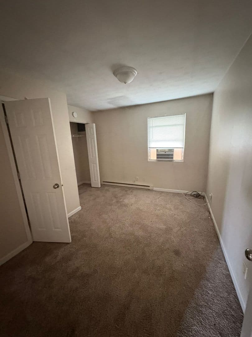 Clinton Apartment: 502 E Washington