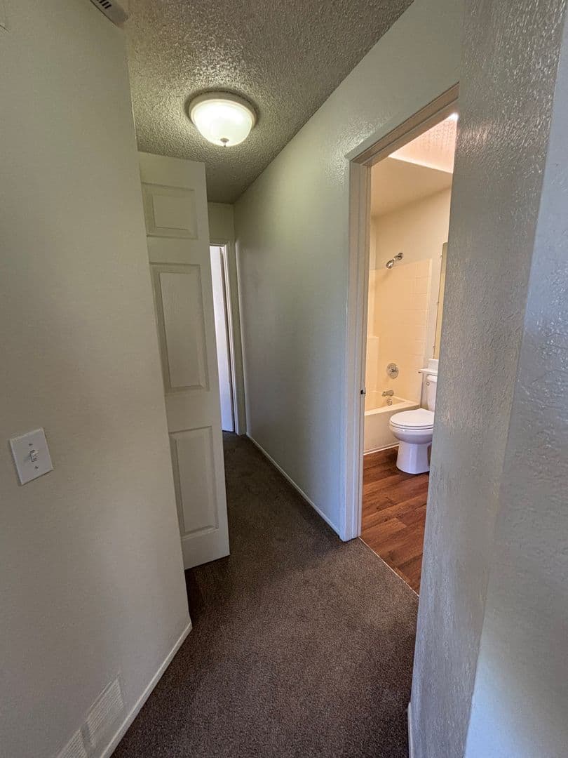 Fallbrook Apartment: 744 W Fallbrook St