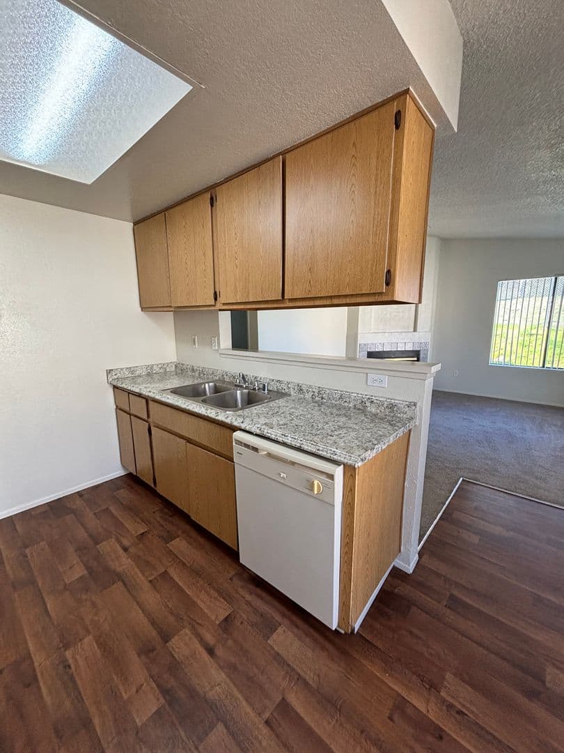 Fallbrook Apartment: 744 W Fallbrook St