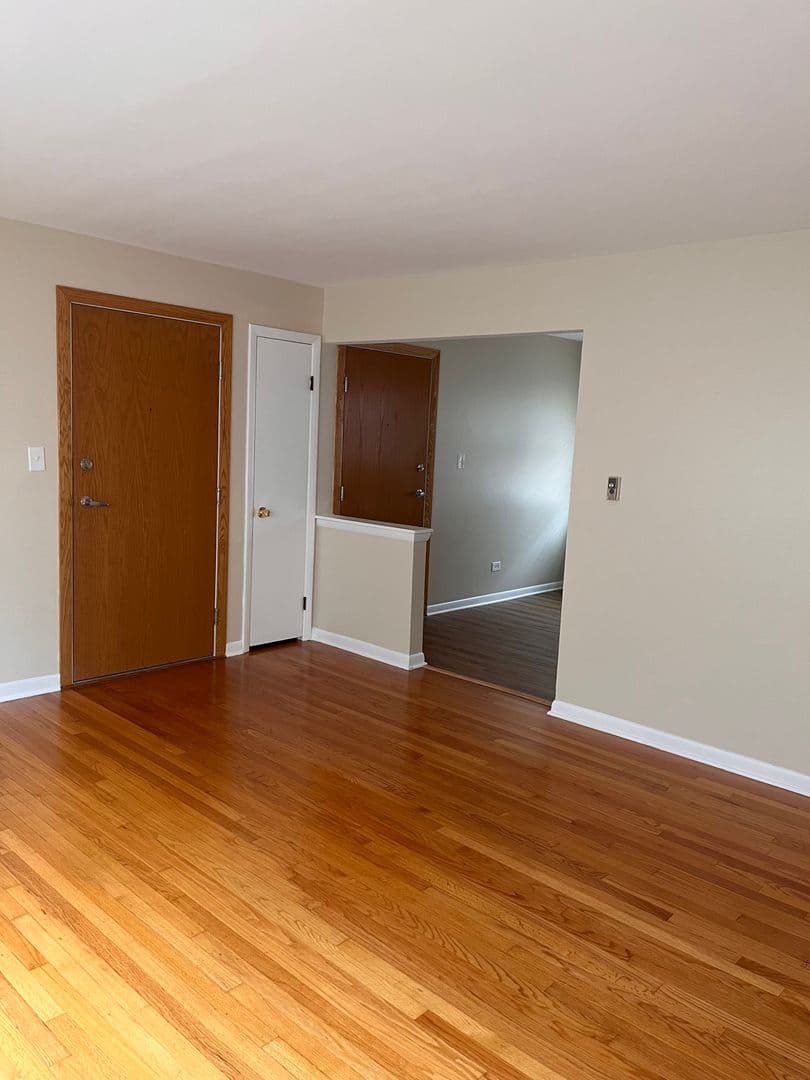 Rosemont Apartment: 9460 Maple Dr