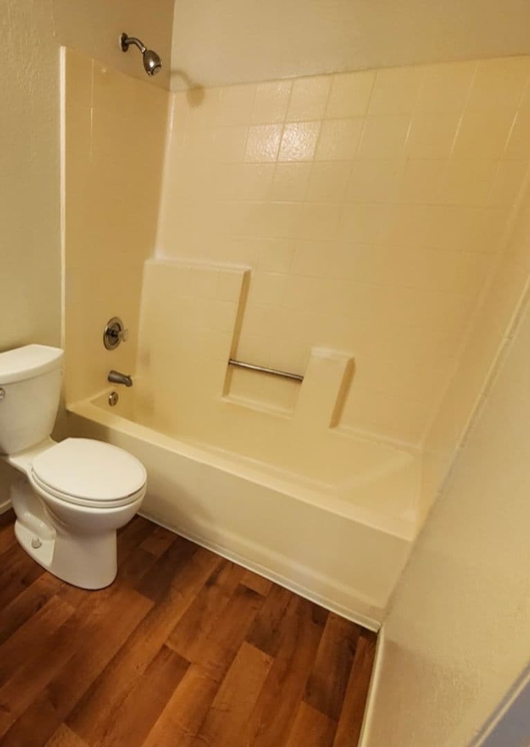 Fallbrook Apartment: 744 W Fallbrook St