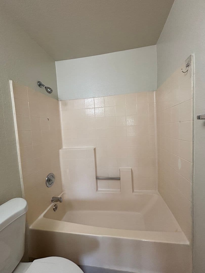 Fallbrook Apartment: 744 W Fallbrook St