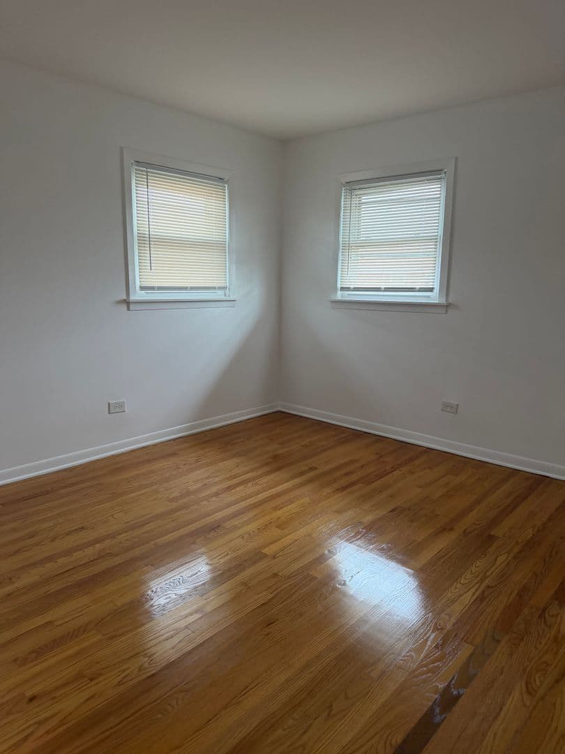 Rosemont Apartment: 9448 Glenlake Avenue