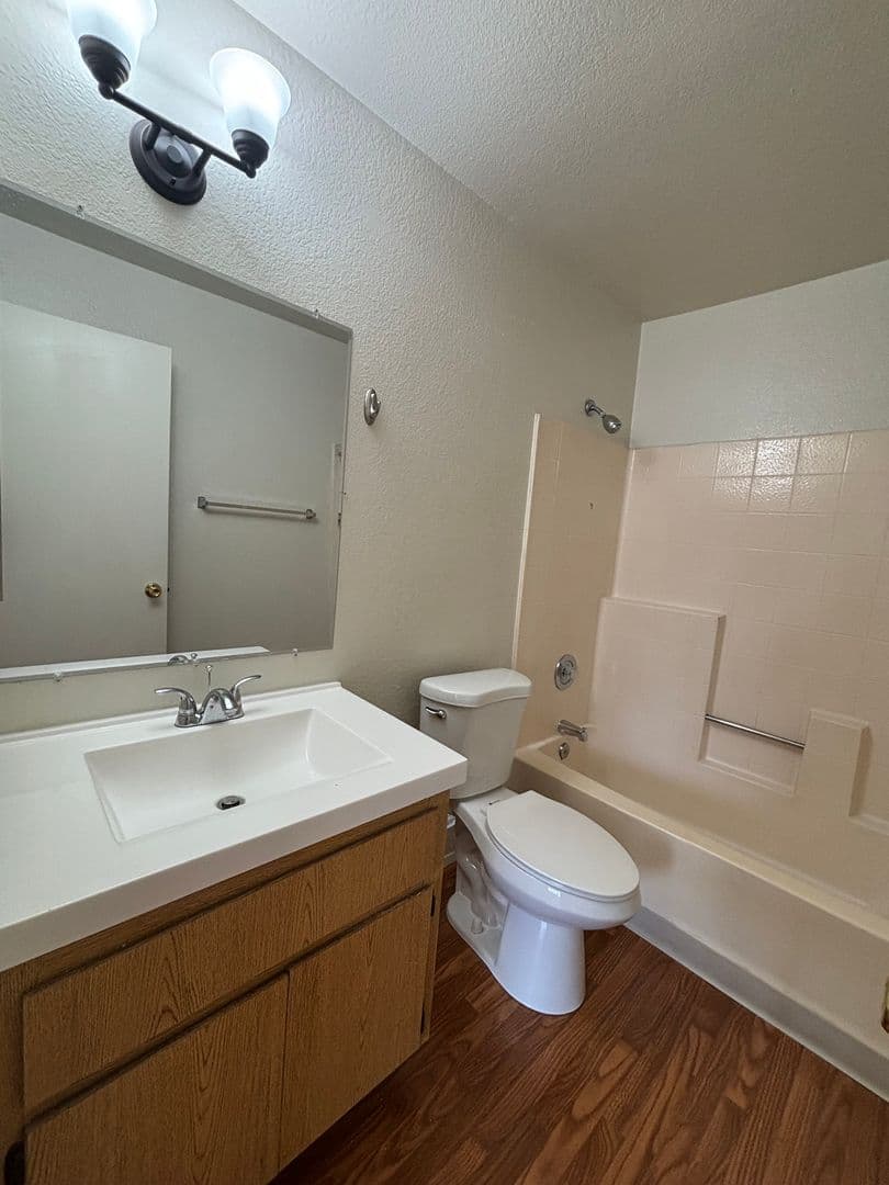 Fallbrook Apartment: 744 W Fallbrook St
