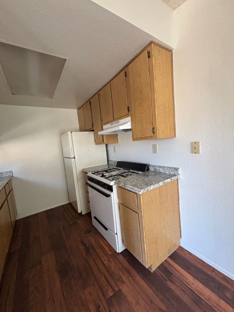 Fallbrook Apartment: 744 W Fallbrook St