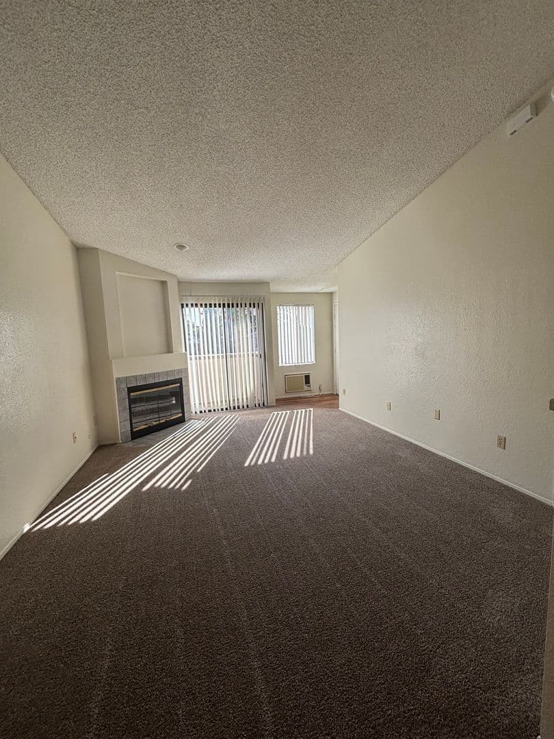 Fallbrook Apartment: 744 W Fallbrook St
