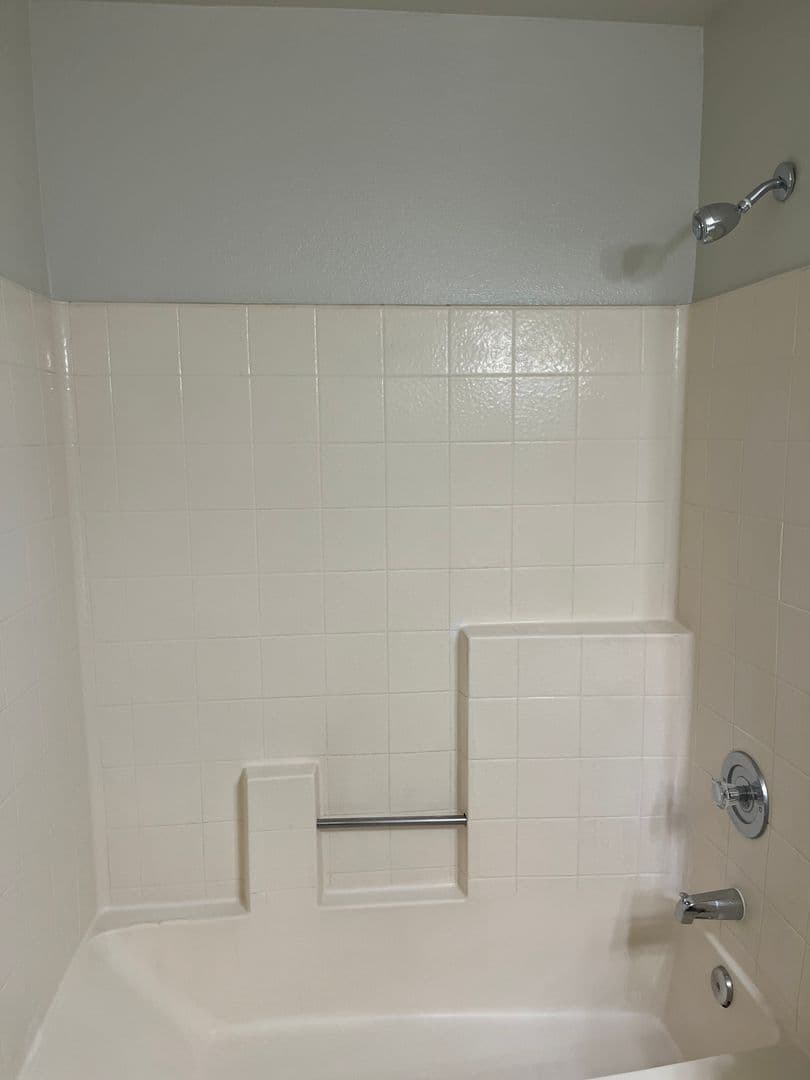 Fallbrook Apartment: 744 W Fallbrook St