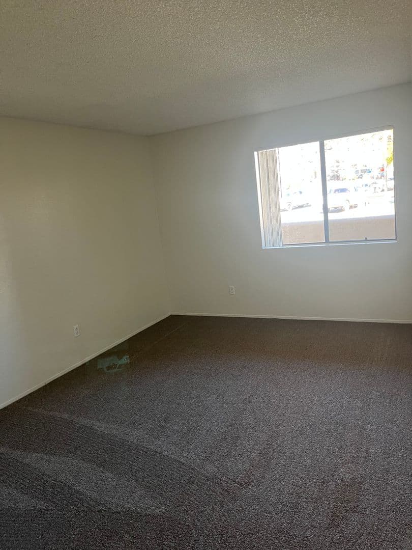 Fallbrook Apartment: 744 W Fallbrook St