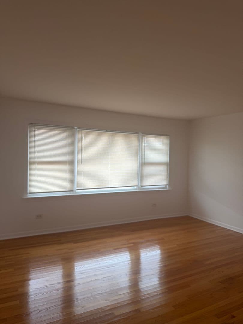 Rosemont Apartment: 9448 Glenlake Avenue