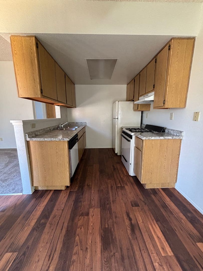 Fallbrook Apartment: 744 W Fallbrook St