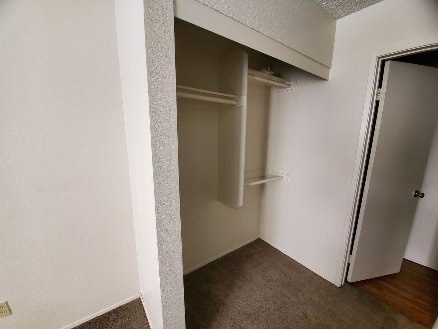 Fallbrook Apartment: 744 W Fallbrook St