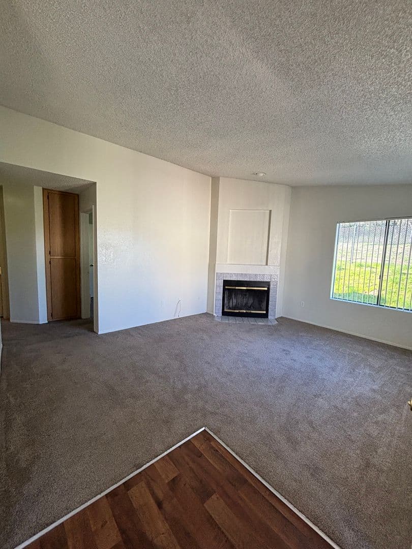Fallbrook Apartment: 744 W Fallbrook St