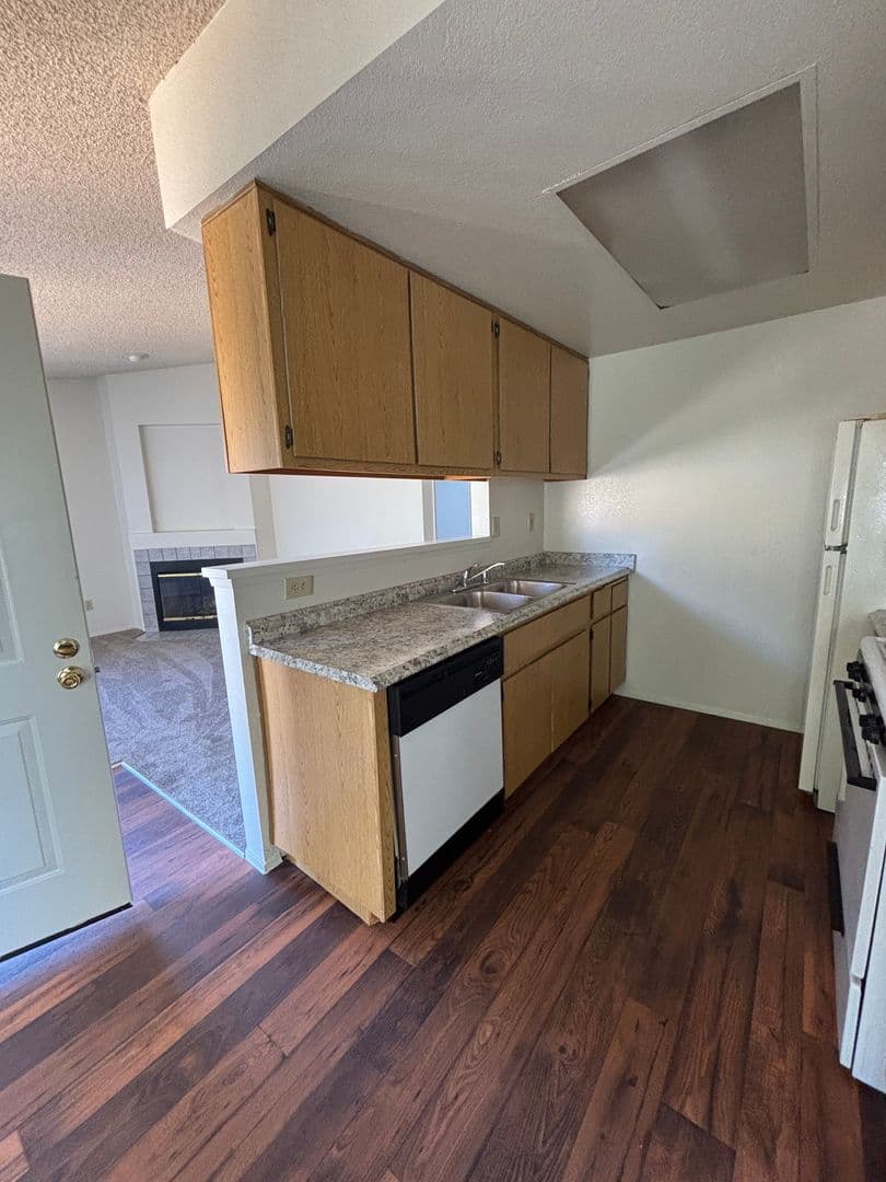 Fallbrook Apartment: 744 W Fallbrook St