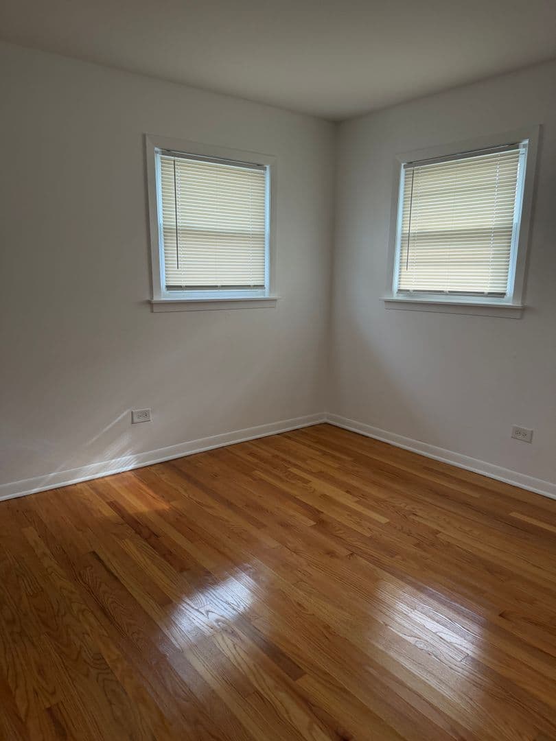 Rosemont Apartment: 9448 Glenlake Avenue