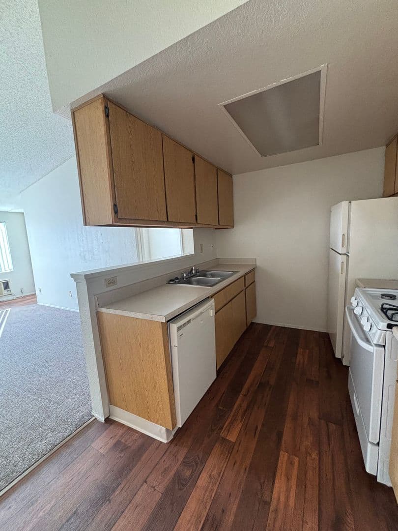 Fallbrook Apartment: 744 W Fallbrook St