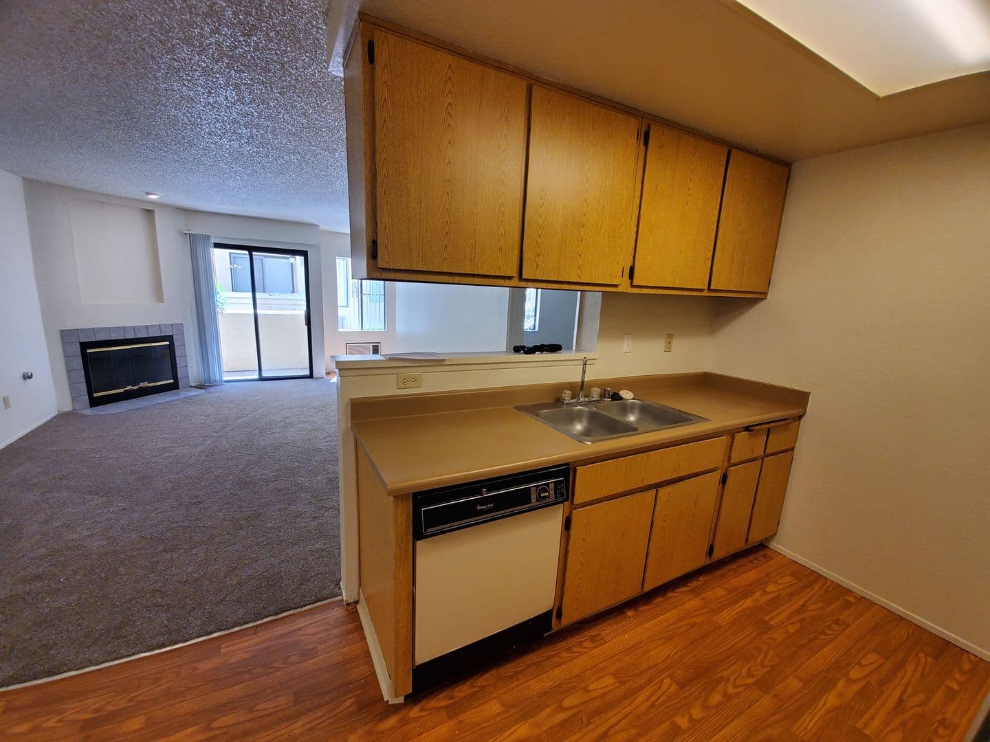 Fallbrook Apartment: 744 W Fallbrook St