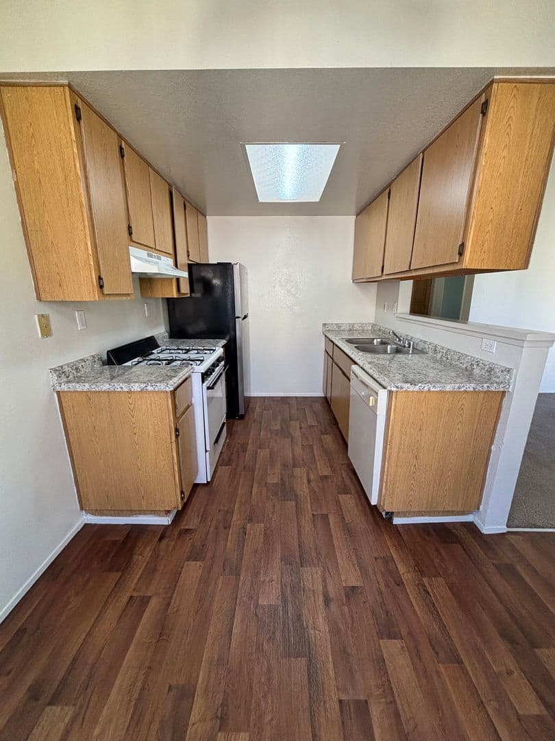 Fallbrook Apartment: 744 W Fallbrook St