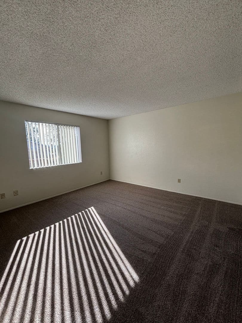 Fallbrook Apartment: 744 W Fallbrook St