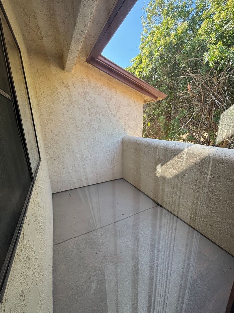 Fallbrook Apartment: 744 W Fallbrook St