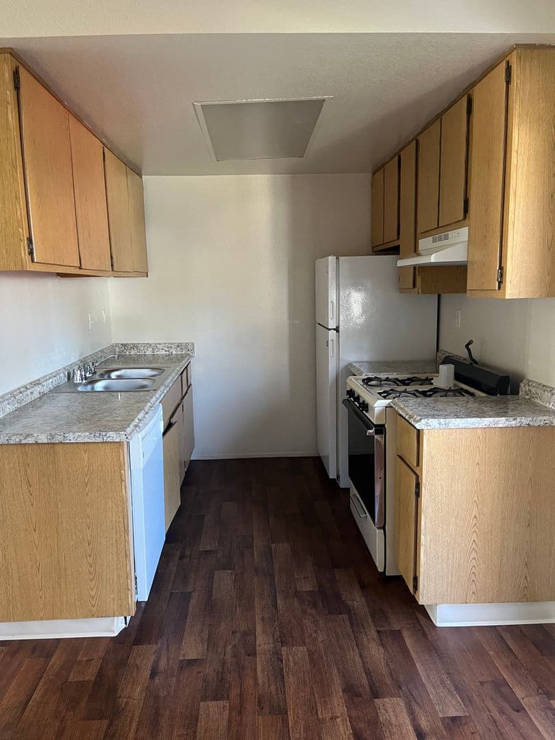 Fallbrook Apartment: 744 W Fallbrook St