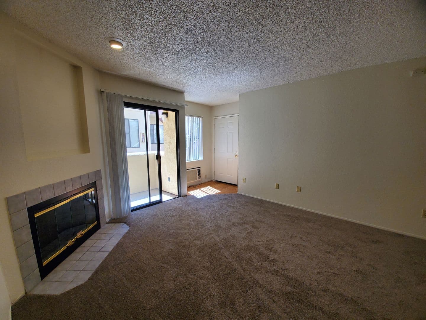 Fallbrook Apartment: 744 W Fallbrook St