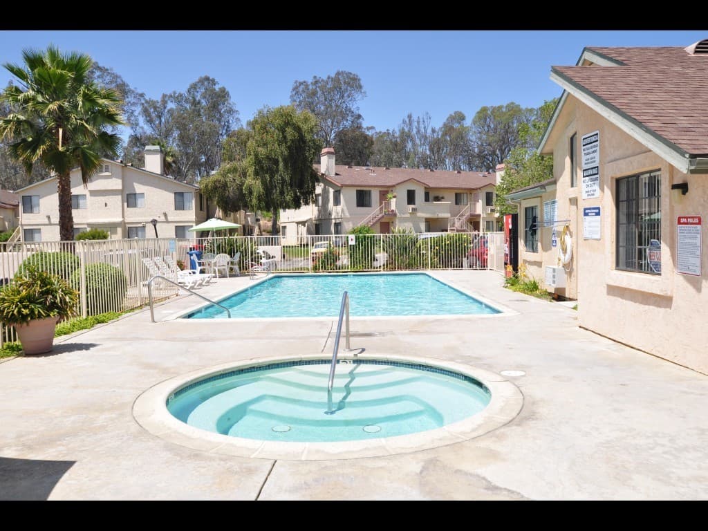 Fallbrook Apartment: 744 W Fallbrook St