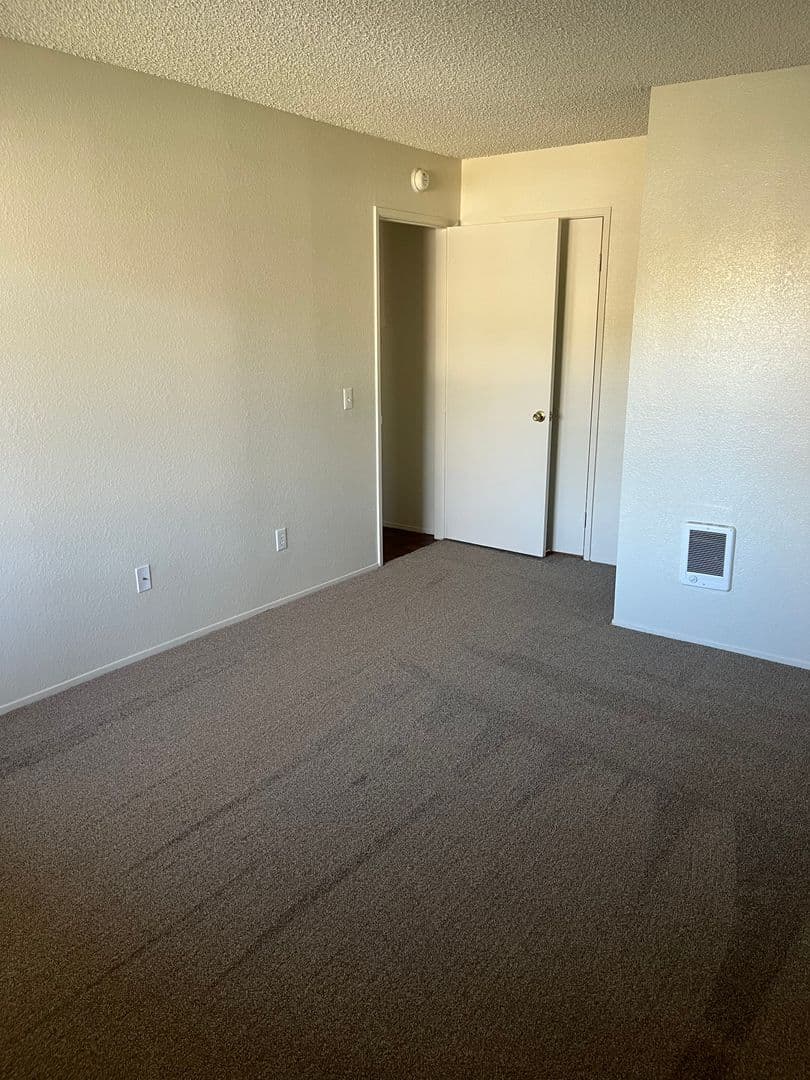 Fallbrook Apartment: 744 W Fallbrook St