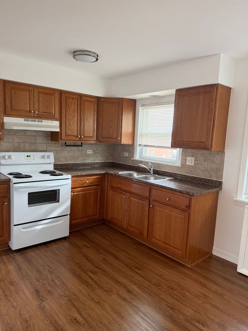 Rosemont Apartment: 9448 Glenlake Avenue