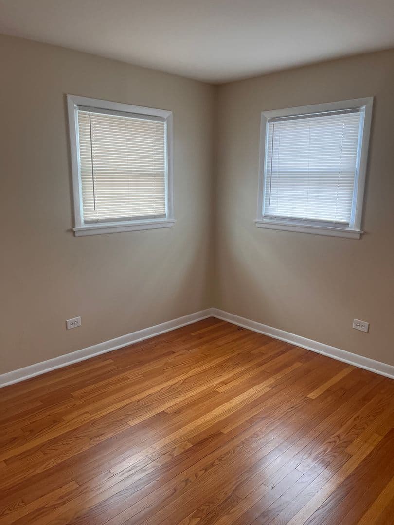 Rosemont Apartment: 9460 Maple Dr