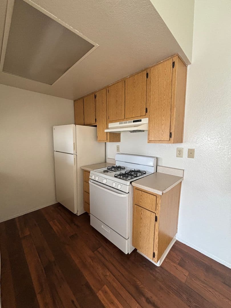 Fallbrook Apartment: 744 W Fallbrook St
