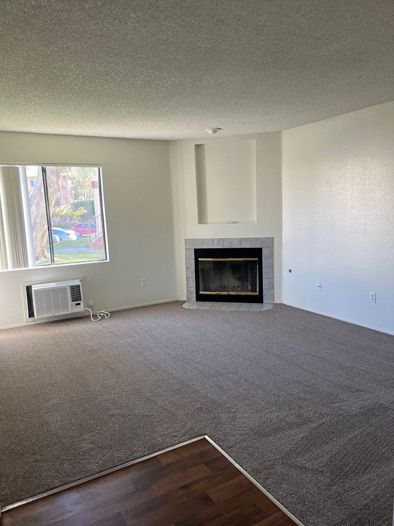 Fallbrook Apartment: 744 W Fallbrook St