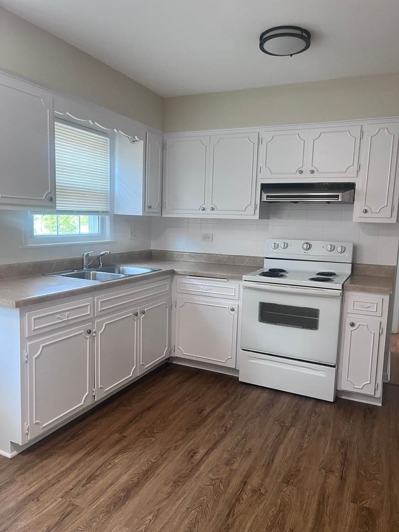 Rosemont Apartment: 9460 Maple Dr