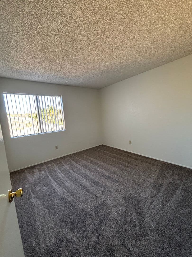 Fallbrook Apartment: 744 W Fallbrook St