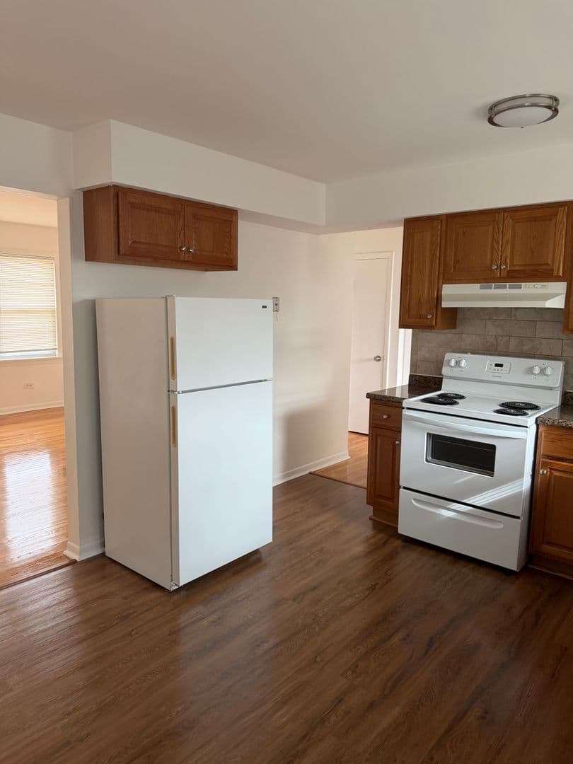 Rosemont Apartment: 9448 Glenlake Avenue