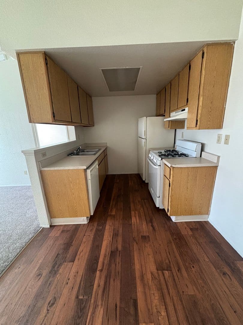 Fallbrook Apartment: 744 W Fallbrook St