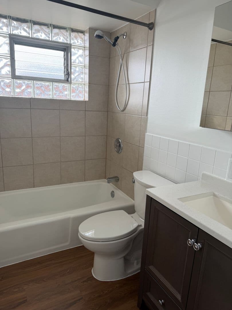 Rosemont Apartment: 9448 Glenlake Avenue