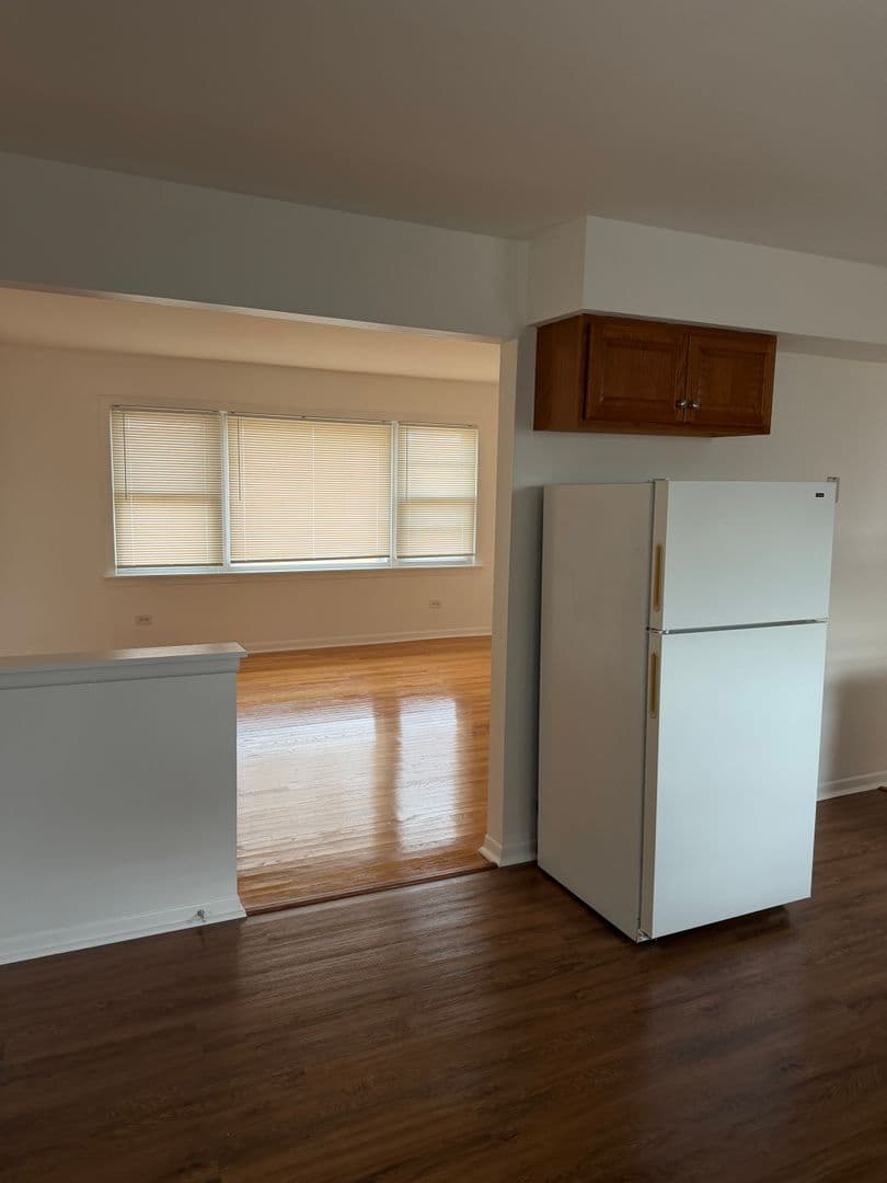 Rosemont Apartment: 9448 Glenlake Avenue