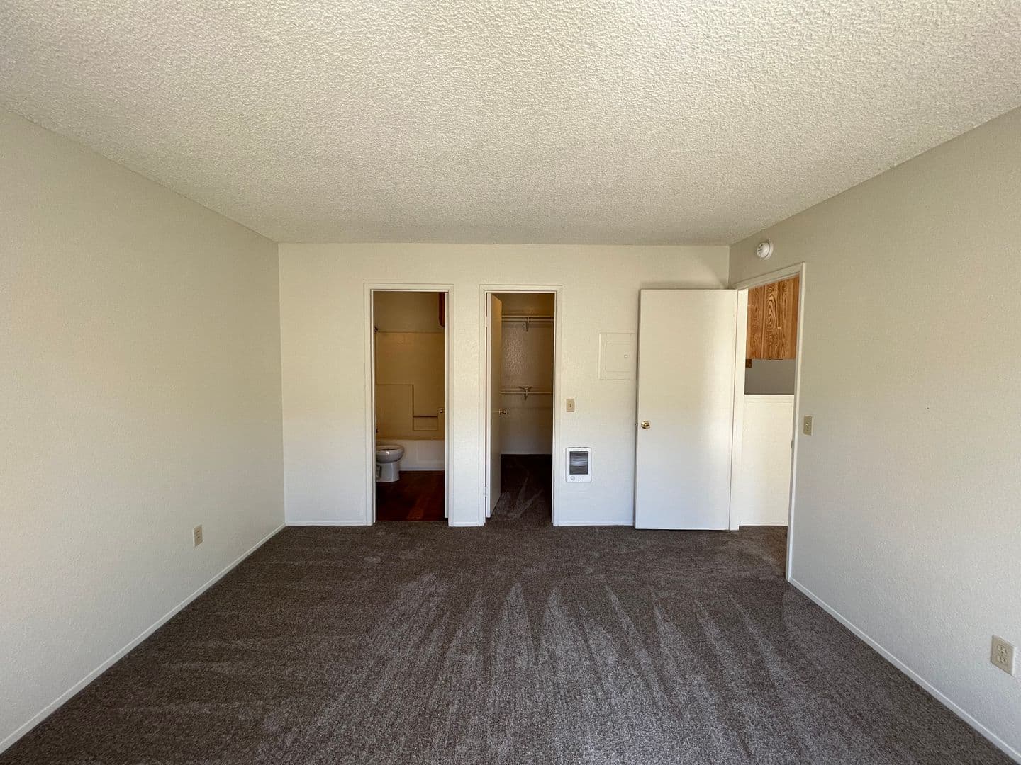 Fallbrook Apartment: 744 W Fallbrook St