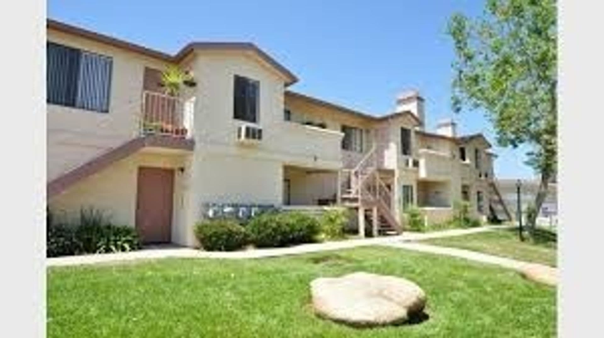 Fallbrook Apartment: 744 W Fallbrook St