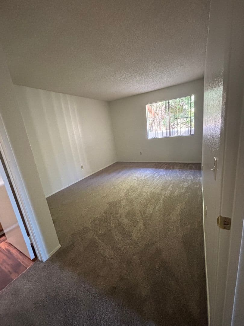 Fallbrook Apartment: 744 W Fallbrook St