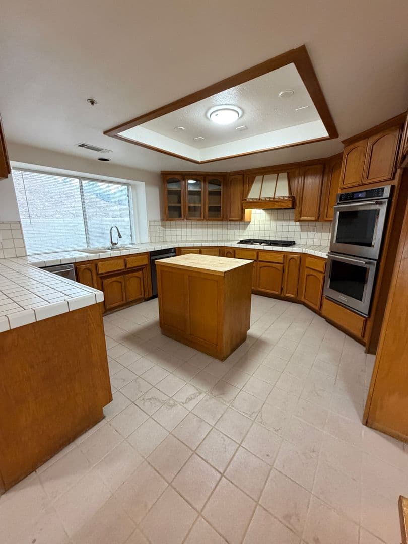 Victorville House: 18141 Country Glen Lane