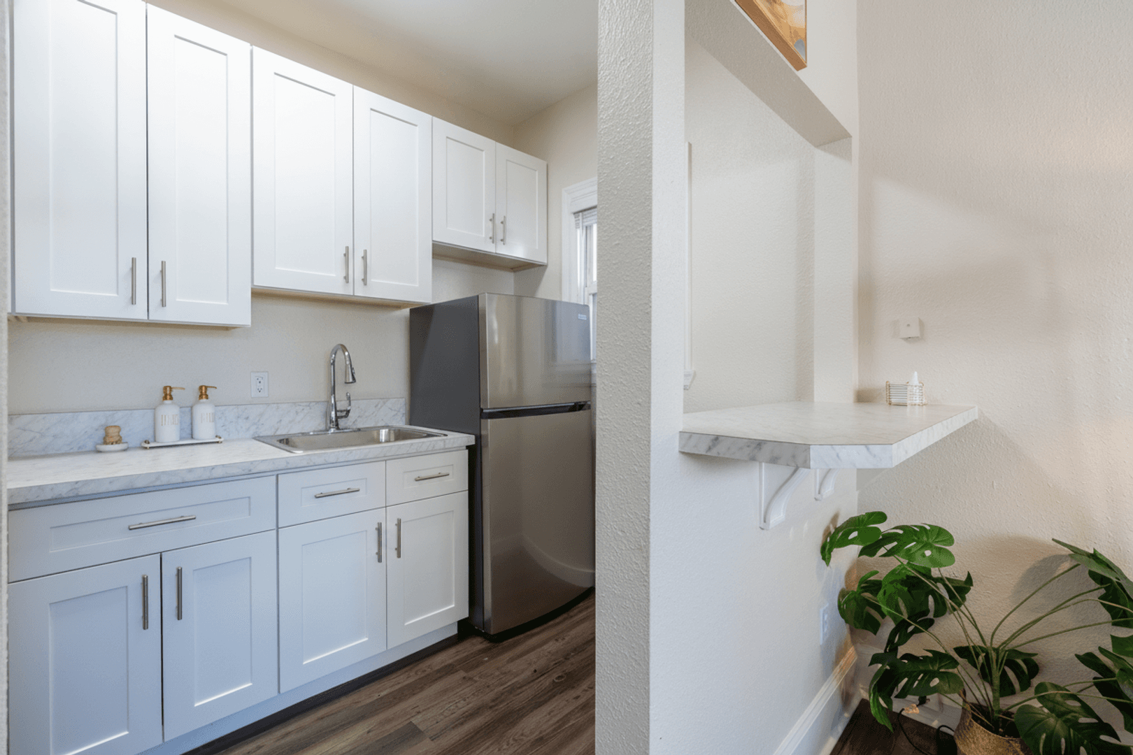 Seattle Apartment: 527 Eastlake Ave E