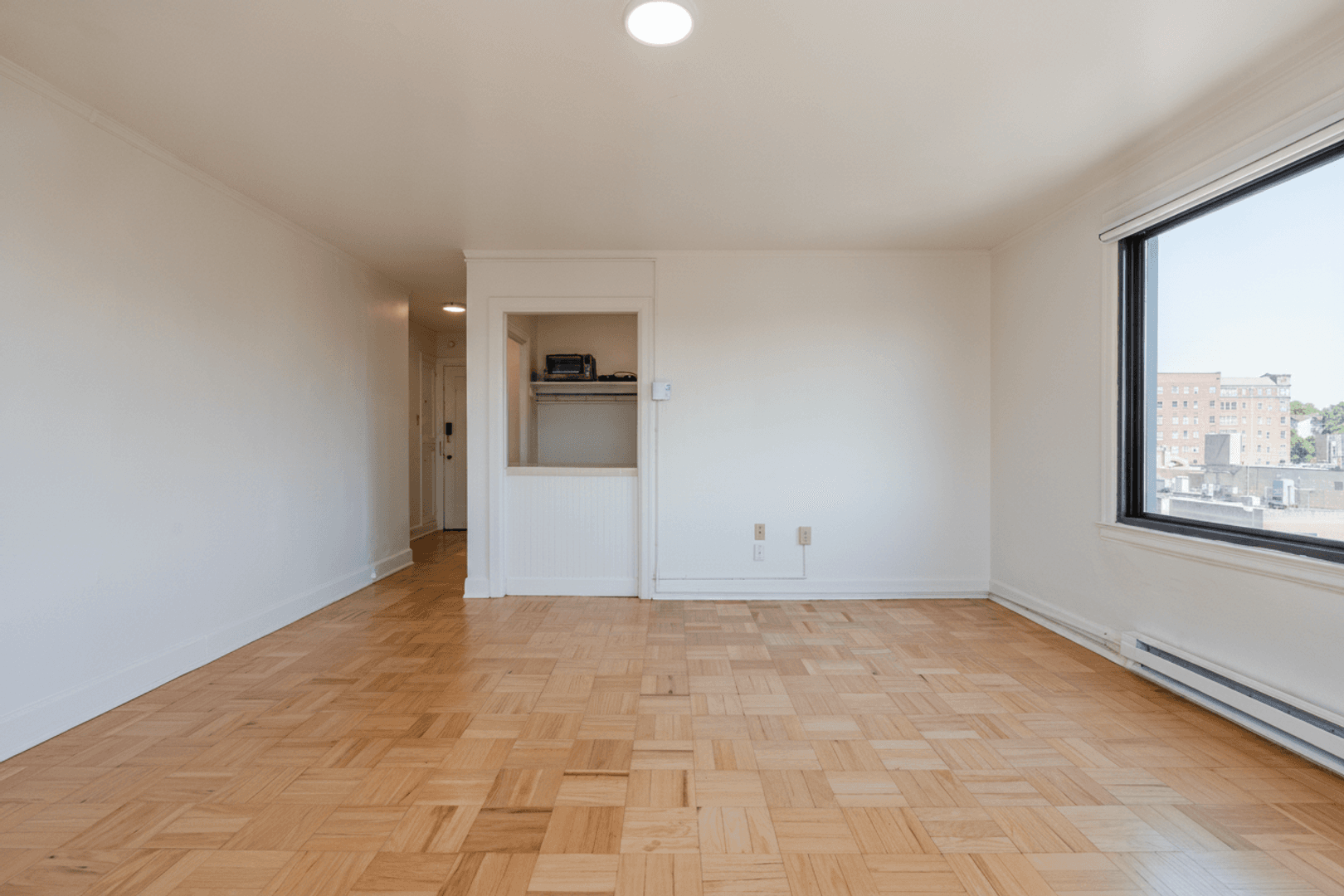 Seattle Apartment: 1305 NE 43rd St